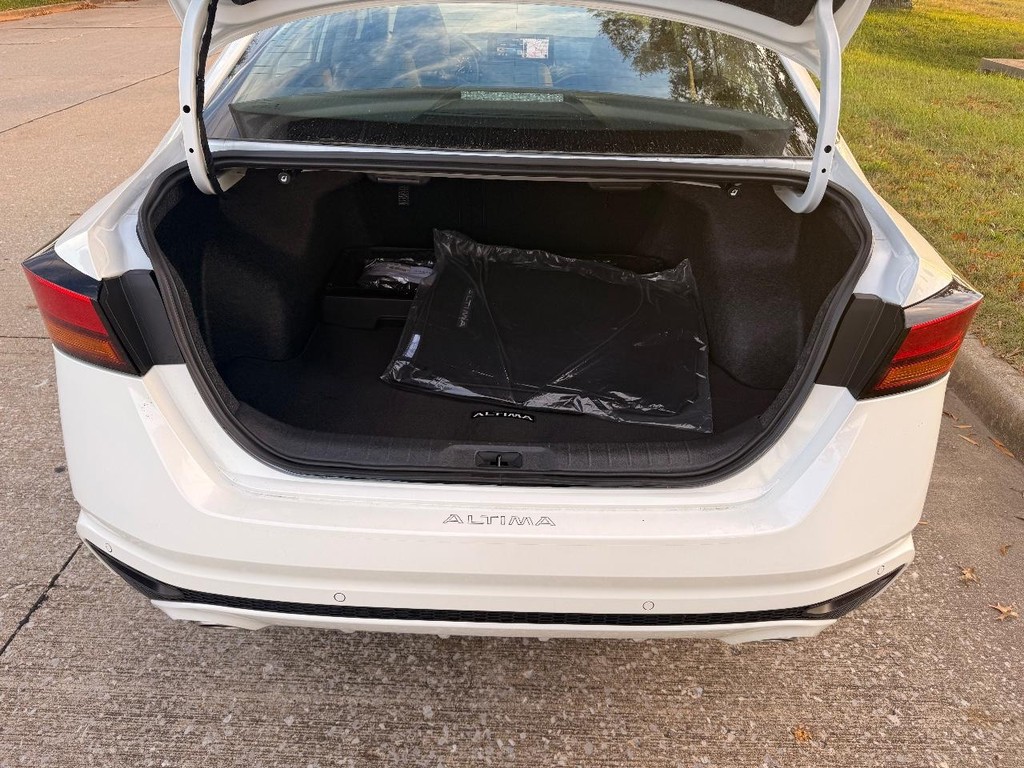 Nissan Altima Vehicle Full-screen Gallery Image 28