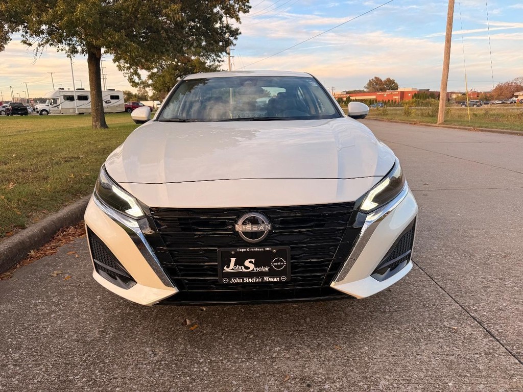 Nissan Altima Vehicle Full-screen Gallery Image 29