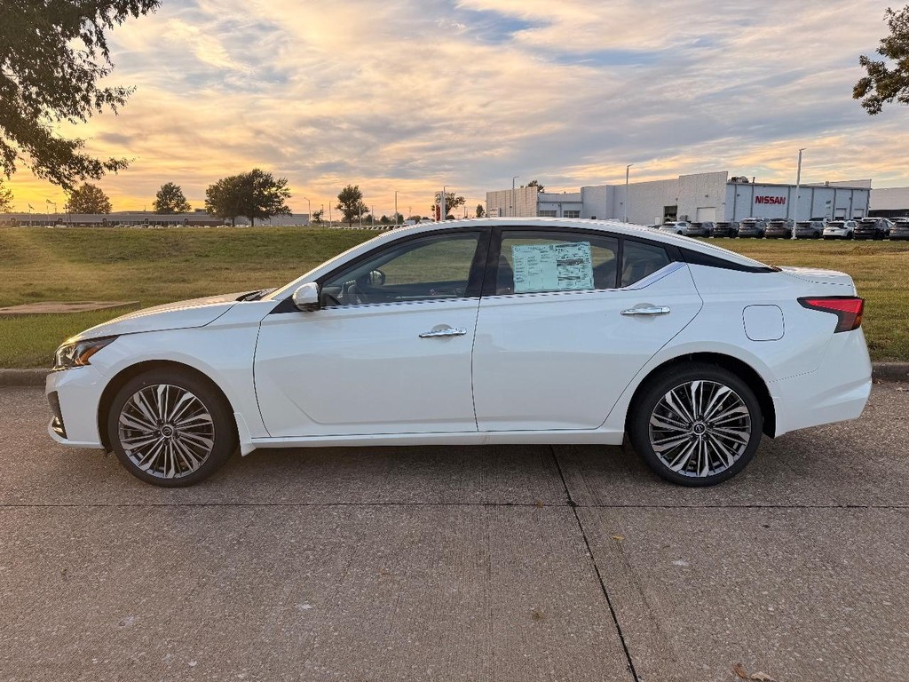 Nissan Altima Vehicle Full-screen Gallery Image 30