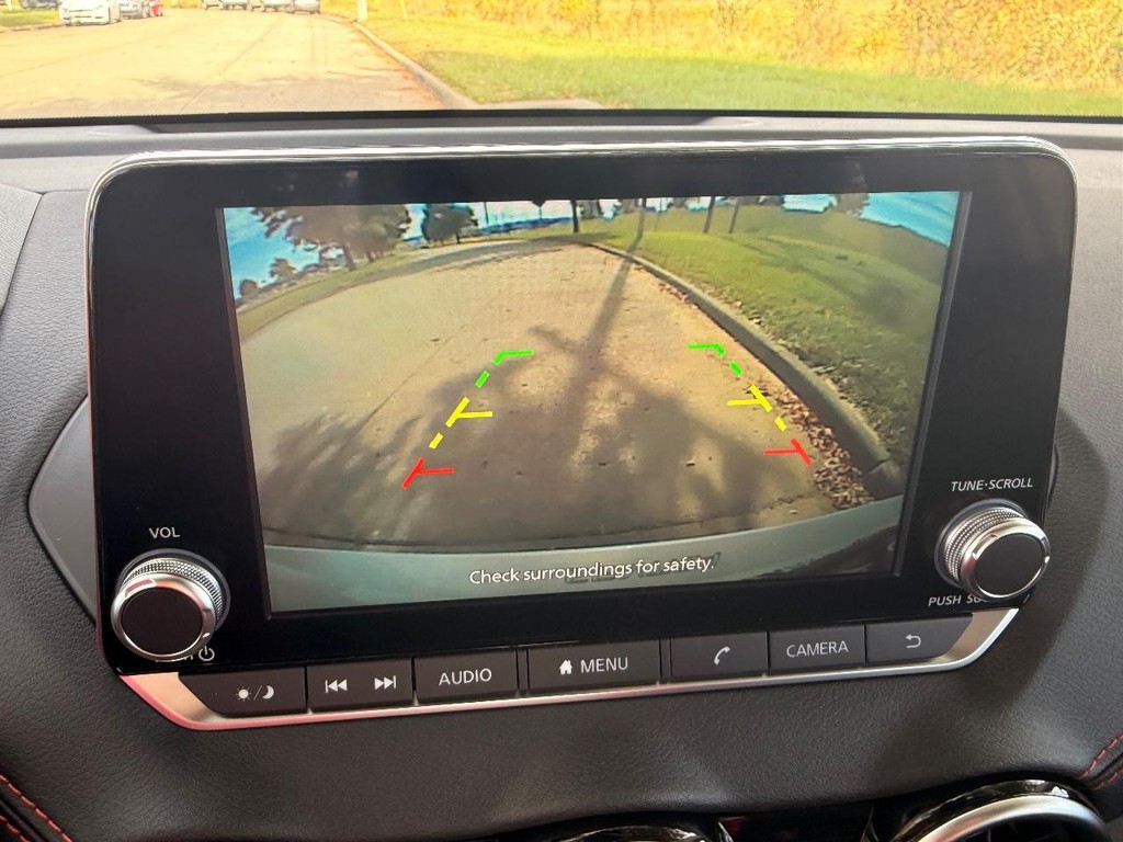 Nissan Sentra Vehicle Full-screen Gallery Image 02