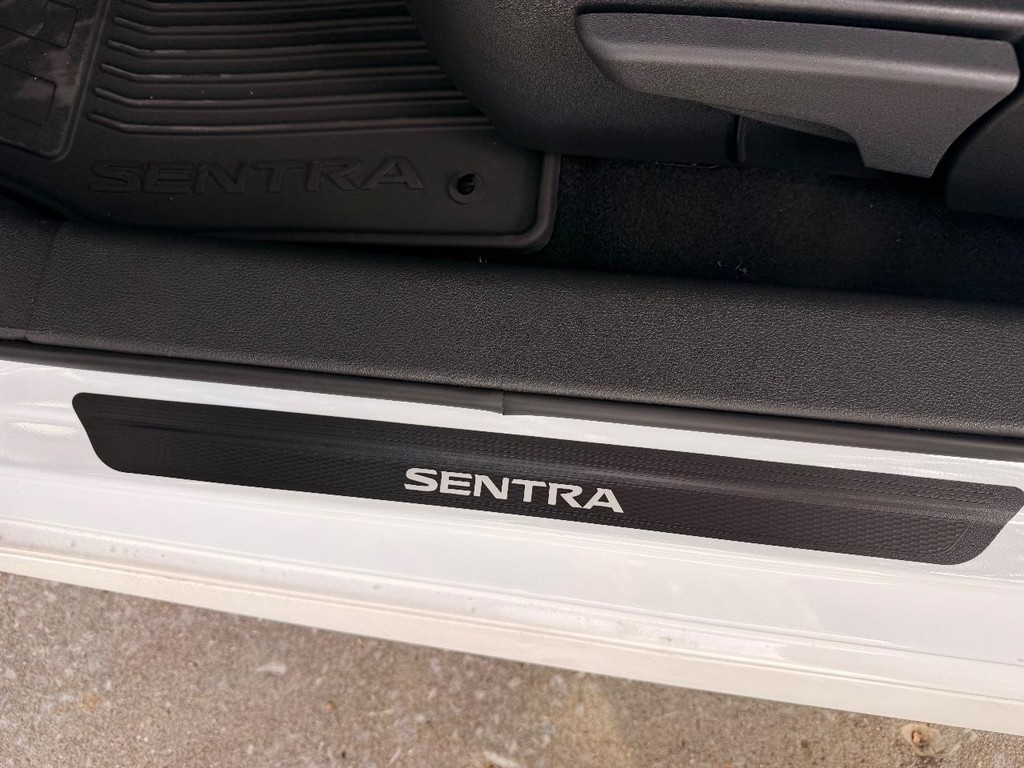 Nissan Sentra Vehicle Full-screen Gallery Image 05