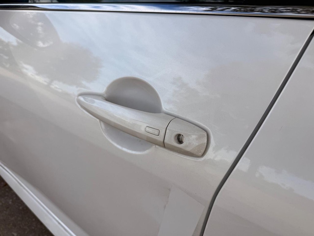 Nissan Sentra Vehicle Full-screen Gallery Image 06