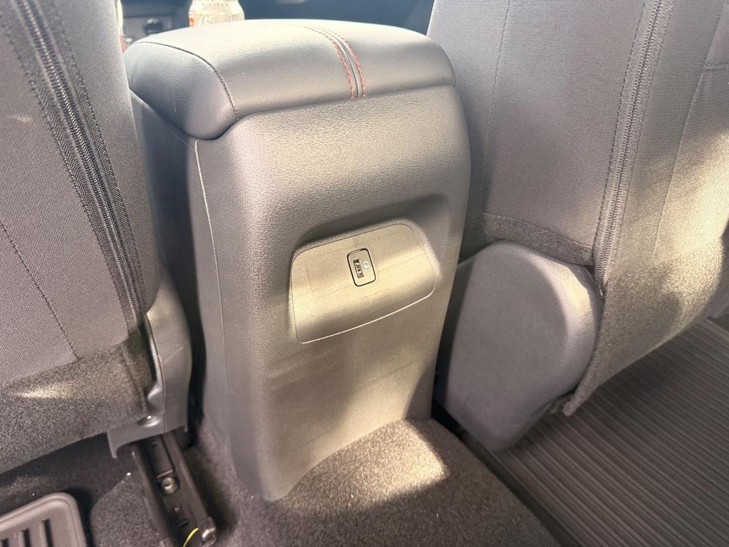 Nissan Sentra Vehicle Full-screen Gallery Image 07