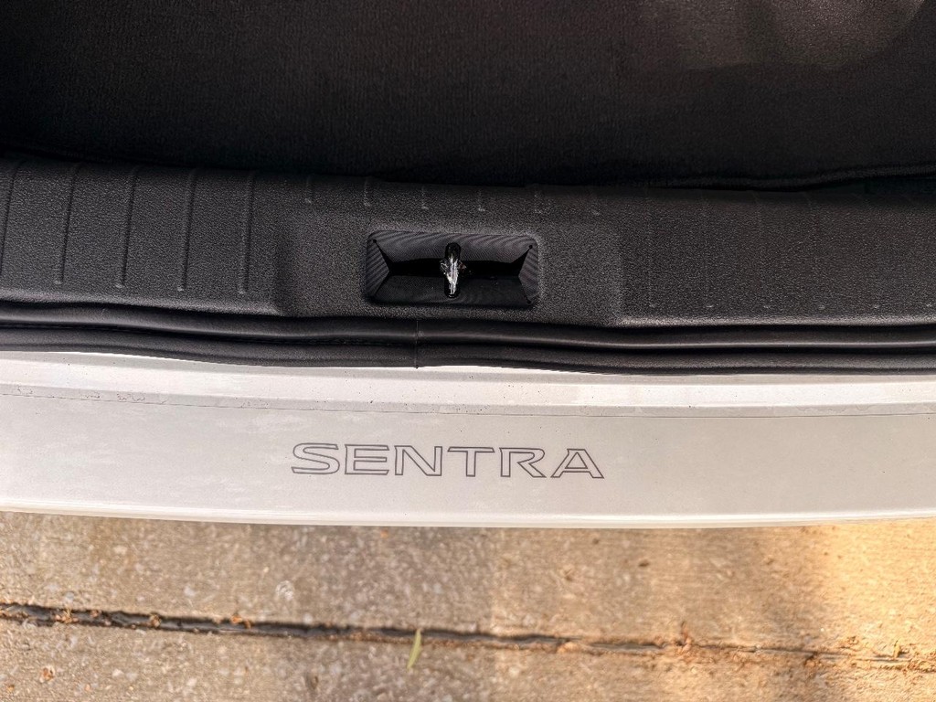 Nissan Sentra Vehicle Full-screen Gallery Image 09