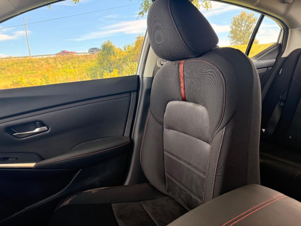 Nissan Sentra Vehicle Full-screen Gallery Image 11