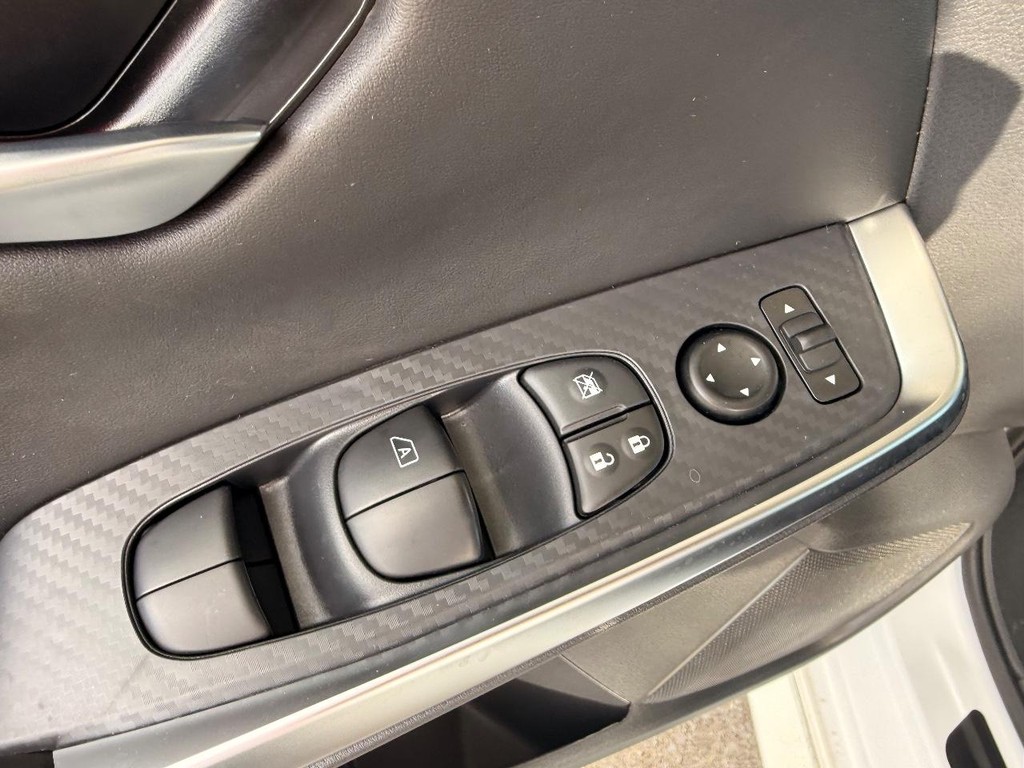 Nissan Sentra Vehicle Full-screen Gallery Image 19