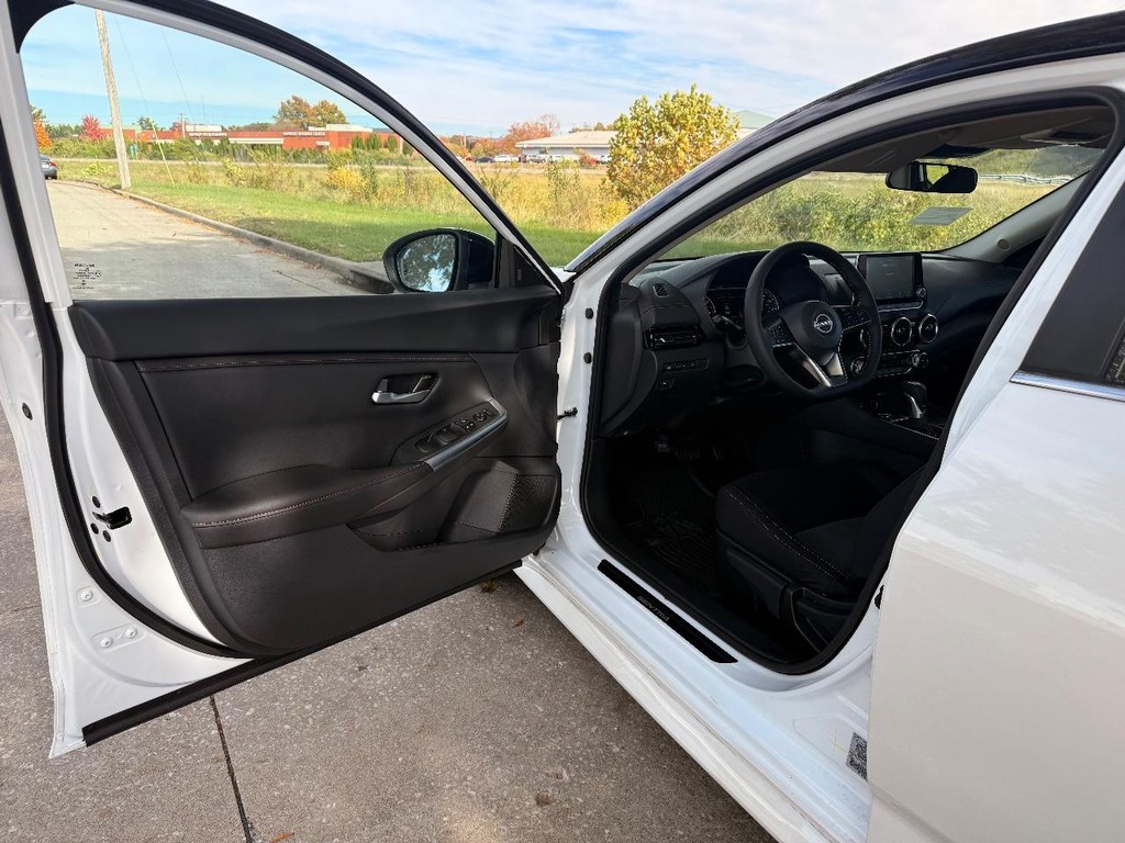 Nissan Sentra Vehicle Full-screen Gallery Image 20