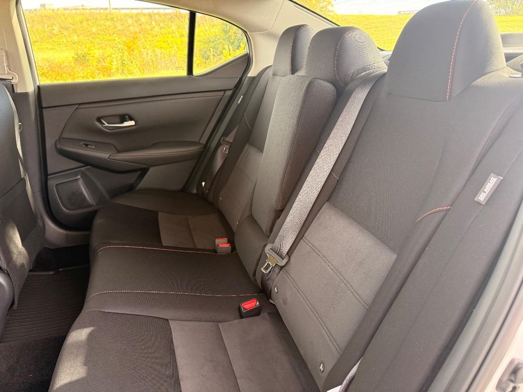 Nissan Sentra Vehicle Full-screen Gallery Image 22