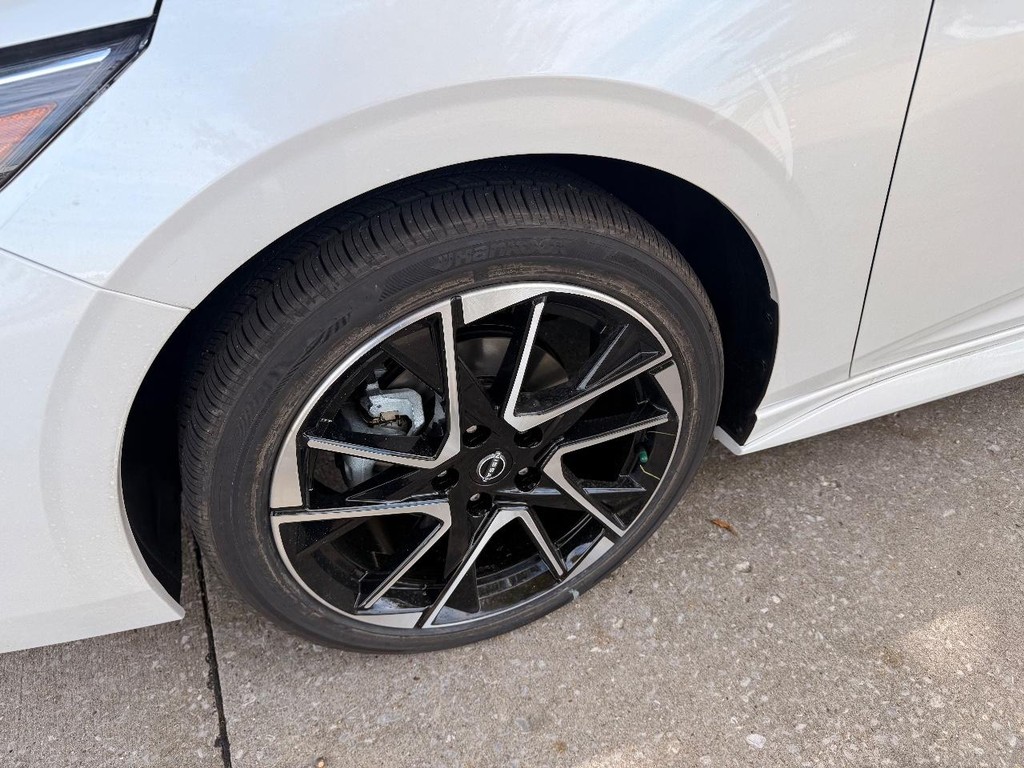 Nissan Sentra Vehicle Full-screen Gallery Image 23