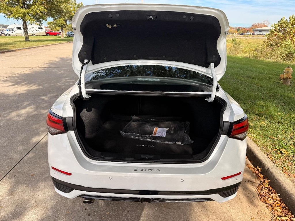 Nissan Sentra Vehicle Full-screen Gallery Image 24