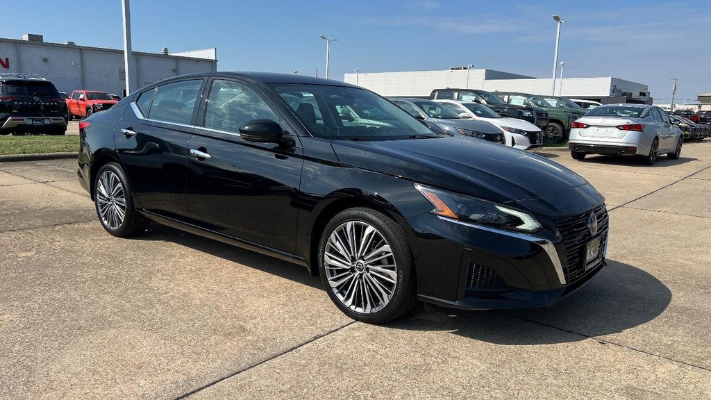 Nissan Altima Vehicle Full-screen Gallery Image 02