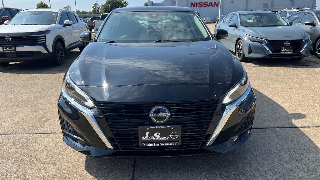 Nissan Altima Vehicle Full-screen Gallery Image 03