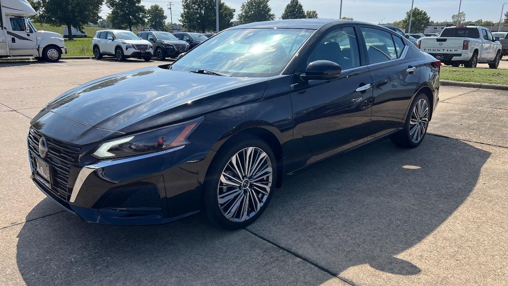 Nissan Altima Vehicle Full-screen Gallery Image 04