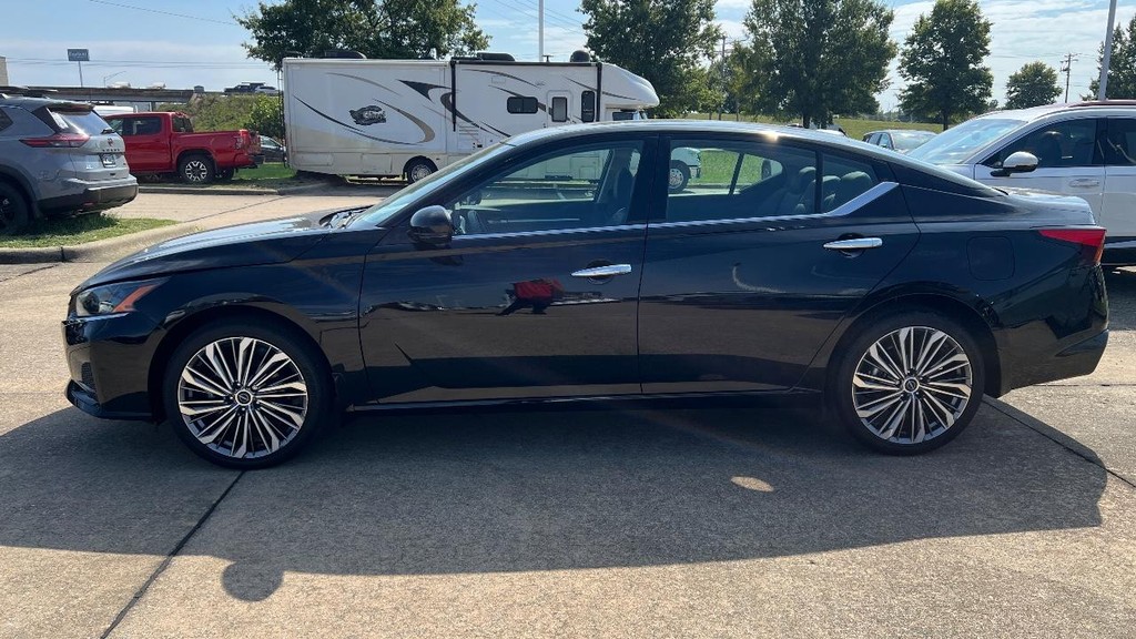 Nissan Altima Vehicle Full-screen Gallery Image 05