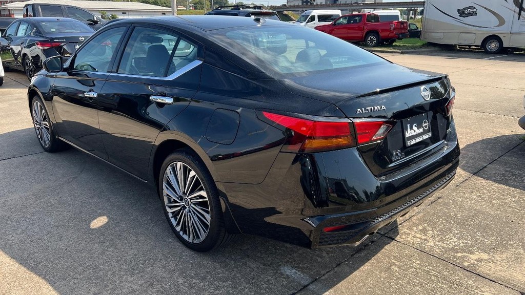 Nissan Altima Vehicle Full-screen Gallery Image 06