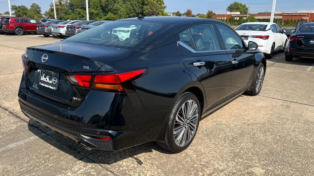 Nissan Altima Vehicle Full-screen Gallery Image 08