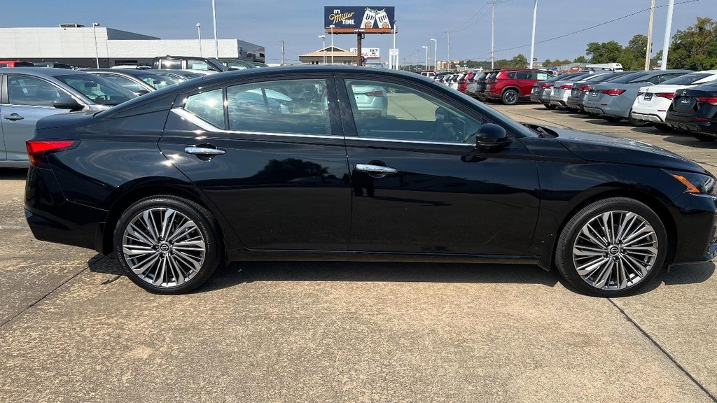 Nissan Altima Vehicle Full-screen Gallery Image 09