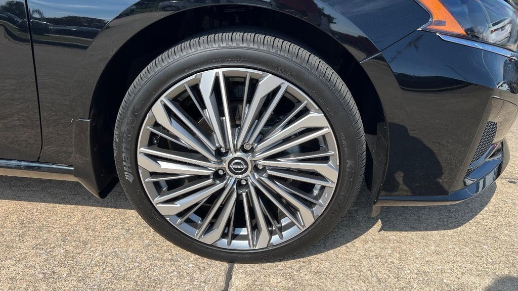 Nissan Altima Vehicle Full-screen Gallery Image 10