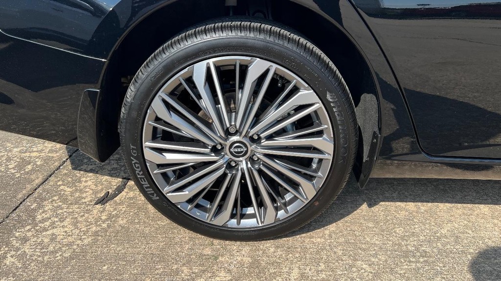 Nissan Altima Vehicle Full-screen Gallery Image 11