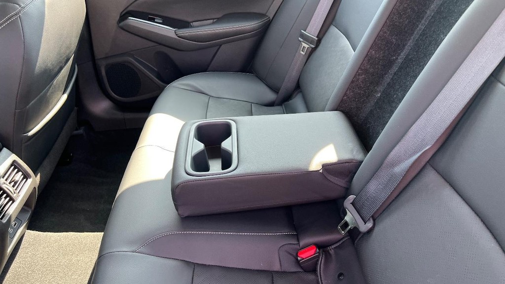 Nissan Altima Vehicle Full-screen Gallery Image 12