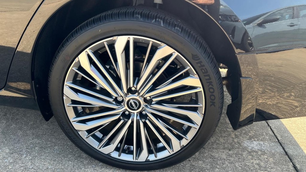 Nissan Altima Vehicle Full-screen Gallery Image 13