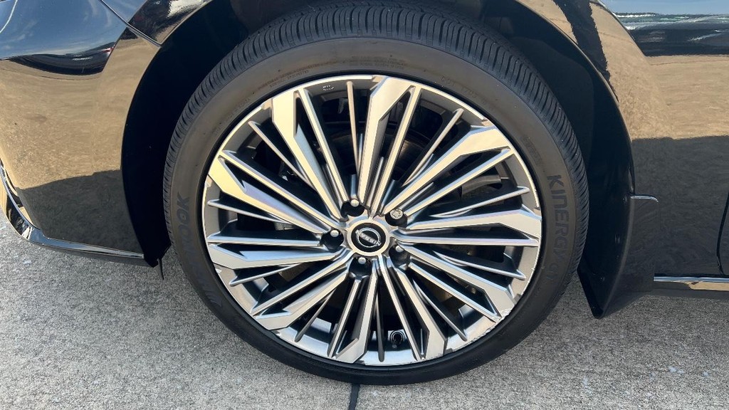 Nissan Altima Vehicle Full-screen Gallery Image 14