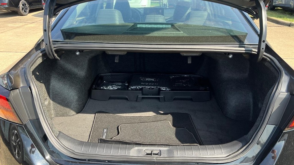 Nissan Altima Vehicle Full-screen Gallery Image 16