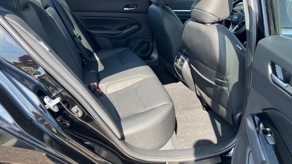 Nissan Altima Vehicle Full-screen Gallery Image 19