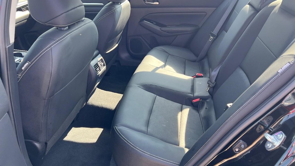 Nissan Altima Vehicle Full-screen Gallery Image 20