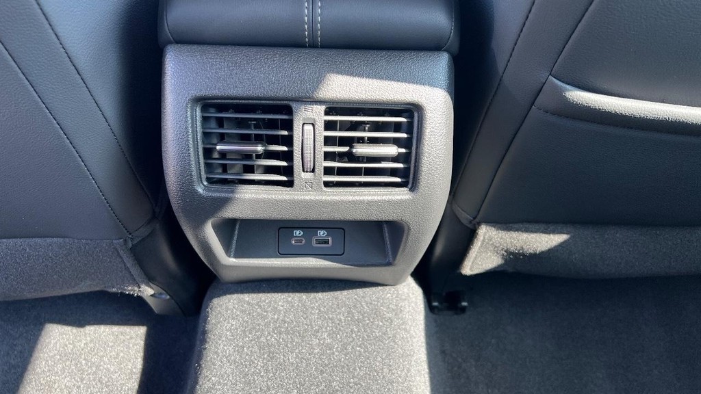 Nissan Altima Vehicle Full-screen Gallery Image 23