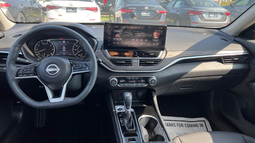 Nissan Altima Vehicle Full-screen Gallery Image 25