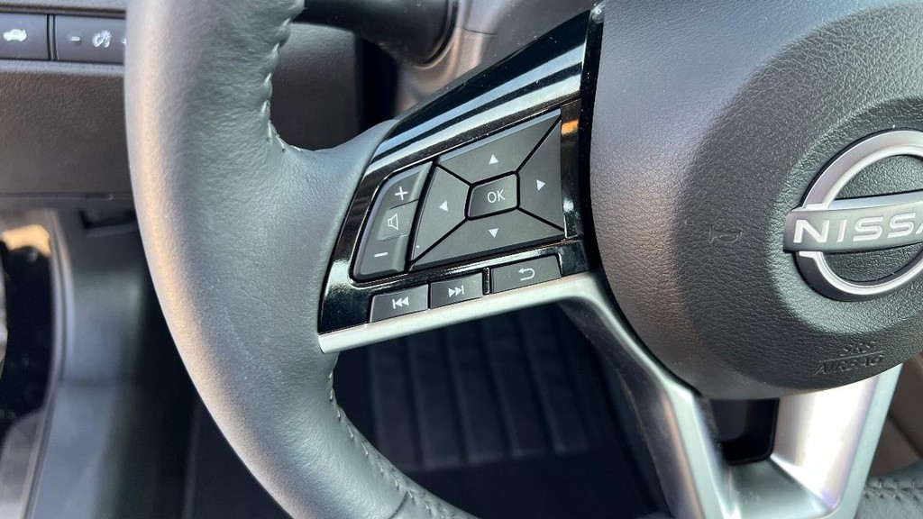 Nissan Altima Vehicle Full-screen Gallery Image 26