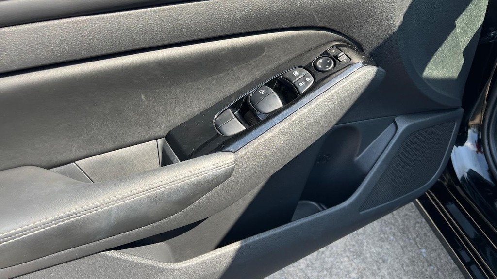 Nissan Altima Vehicle Full-screen Gallery Image 27