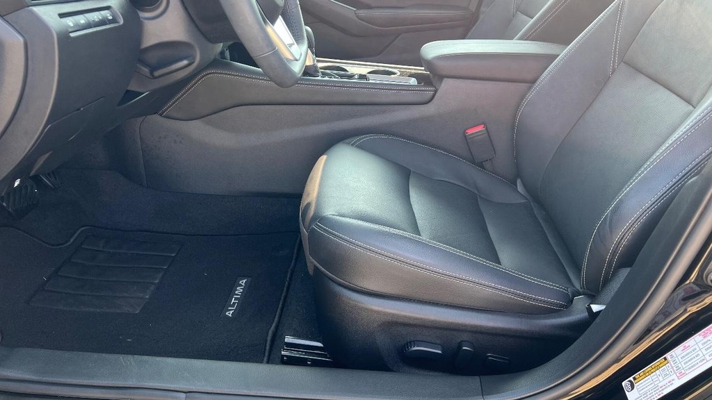 Nissan Altima Vehicle Full-screen Gallery Image 28