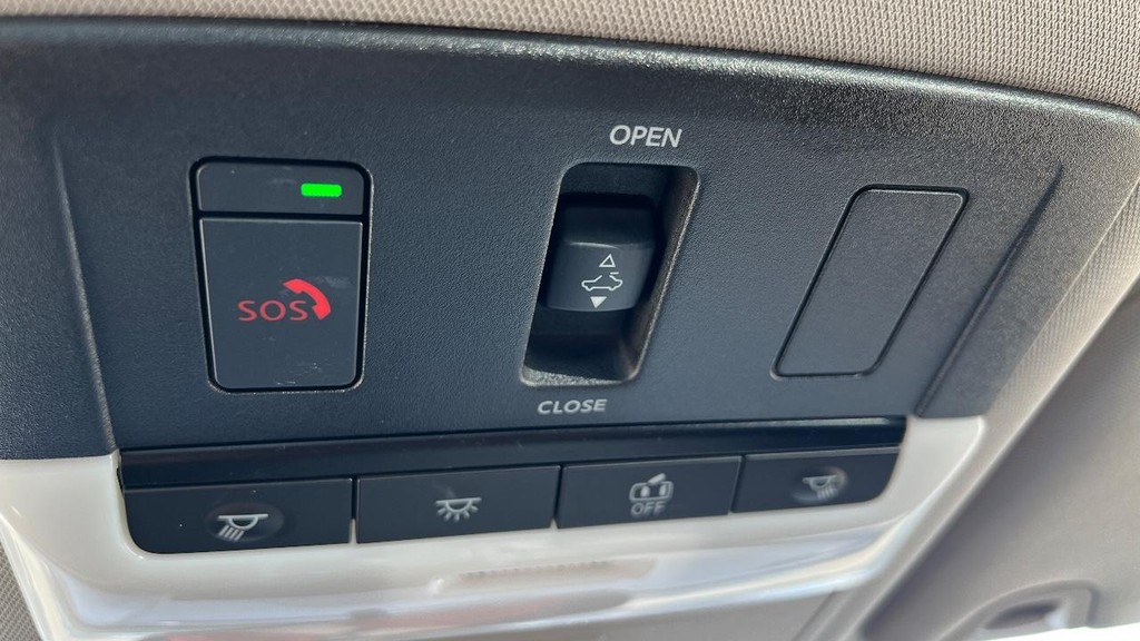 Nissan Altima Vehicle Full-screen Gallery Image 30