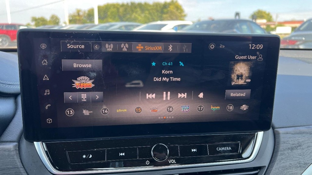 Nissan Altima Vehicle Full-screen Gallery Image 33