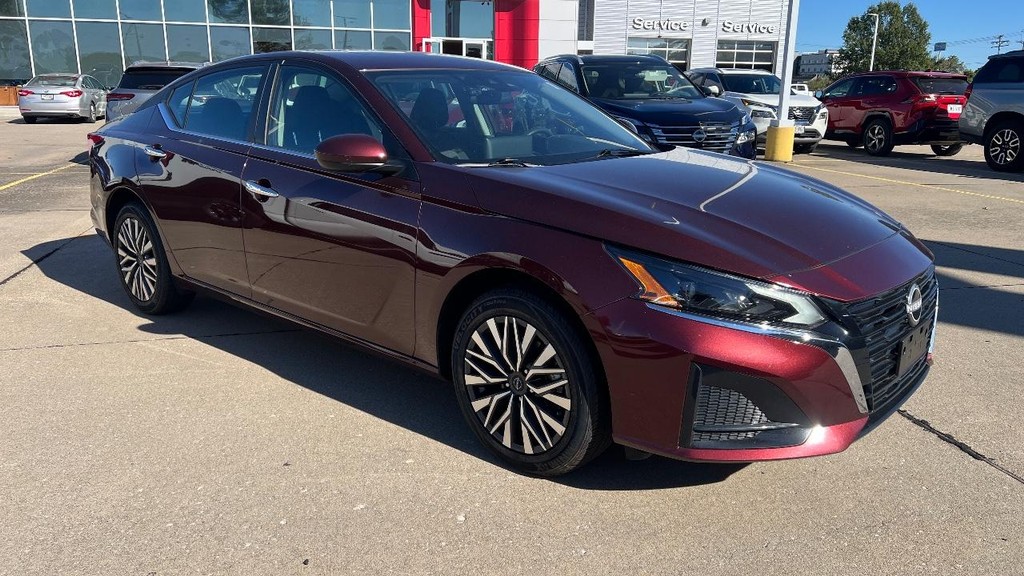 Nissan Altima Vehicle Full-screen Gallery Image 02