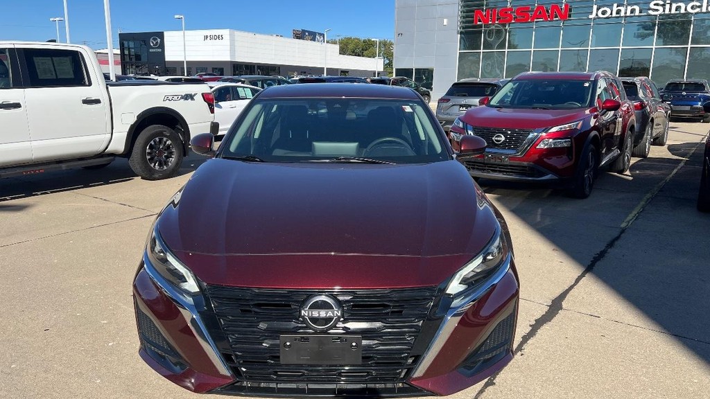 Nissan Altima Vehicle Full-screen Gallery Image 03