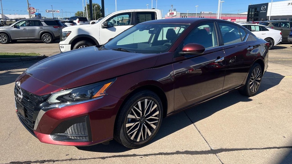 Nissan Altima Vehicle Full-screen Gallery Image 04