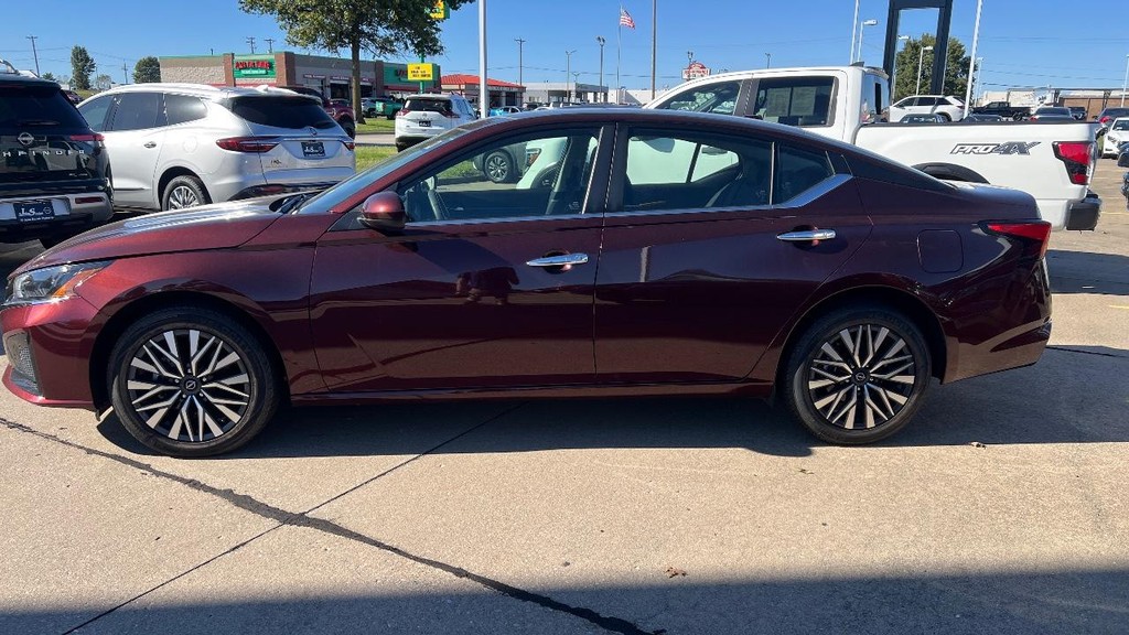 Nissan Altima Vehicle Full-screen Gallery Image 05