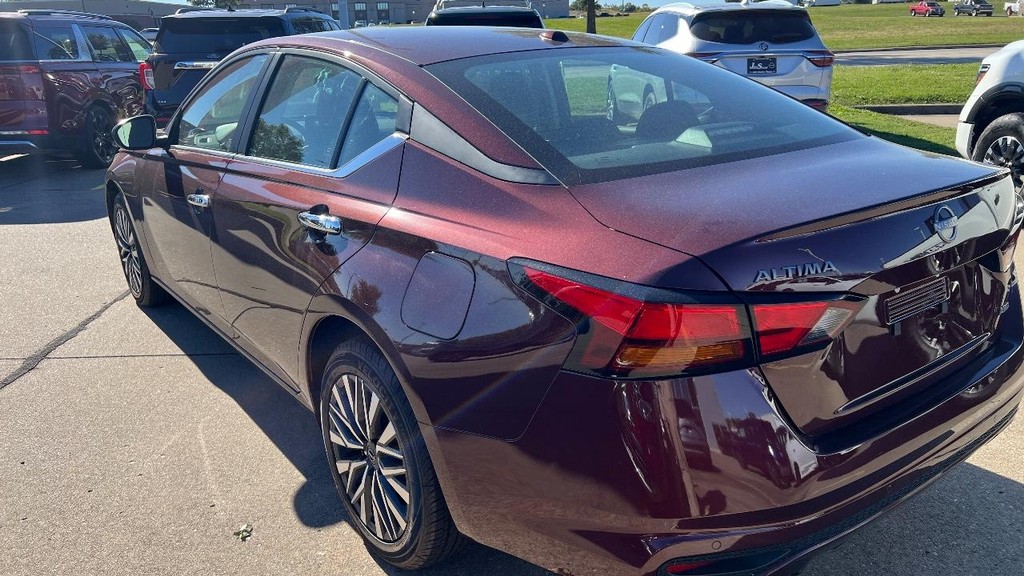 Nissan Altima Vehicle Full-screen Gallery Image 06