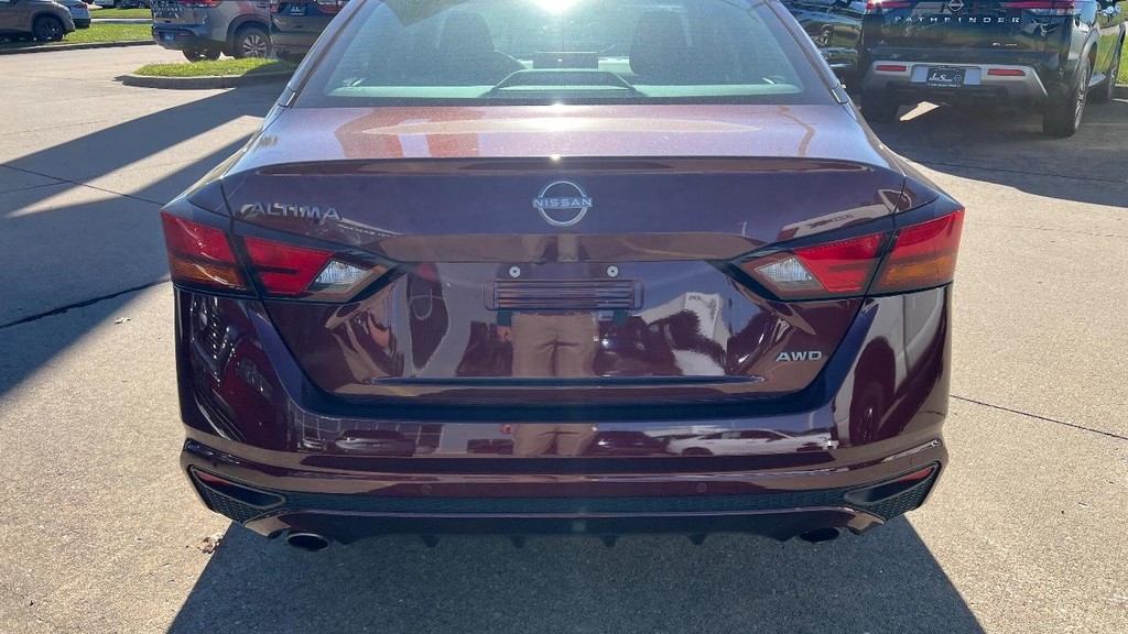 Nissan Altima Vehicle Full-screen Gallery Image 07