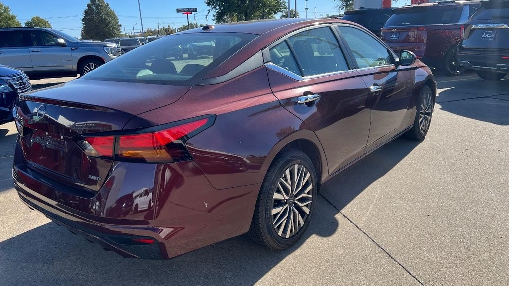 Nissan Altima Vehicle Full-screen Gallery Image 09