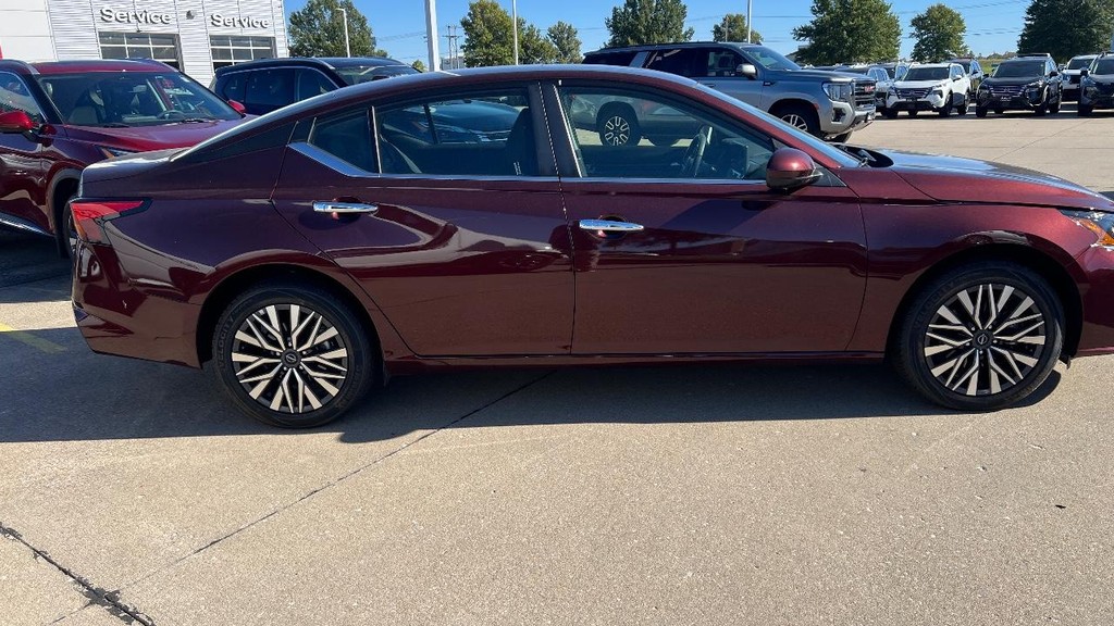 Nissan Altima Vehicle Full-screen Gallery Image 10