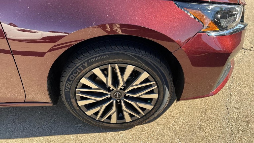 Nissan Altima Vehicle Full-screen Gallery Image 12