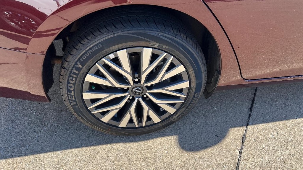 Nissan Altima Vehicle Full-screen Gallery Image 13