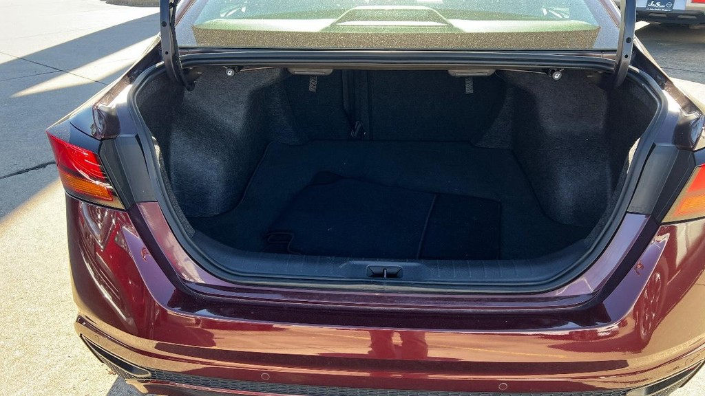 Nissan Altima Vehicle Full-screen Gallery Image 14