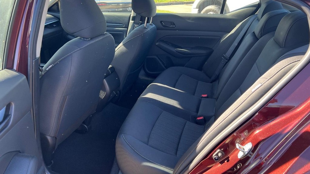 Nissan Altima Vehicle Full-screen Gallery Image 15