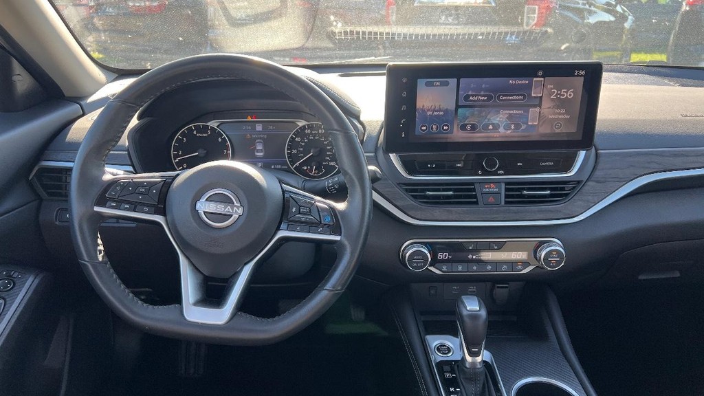 Nissan Altima Vehicle Full-screen Gallery Image 17