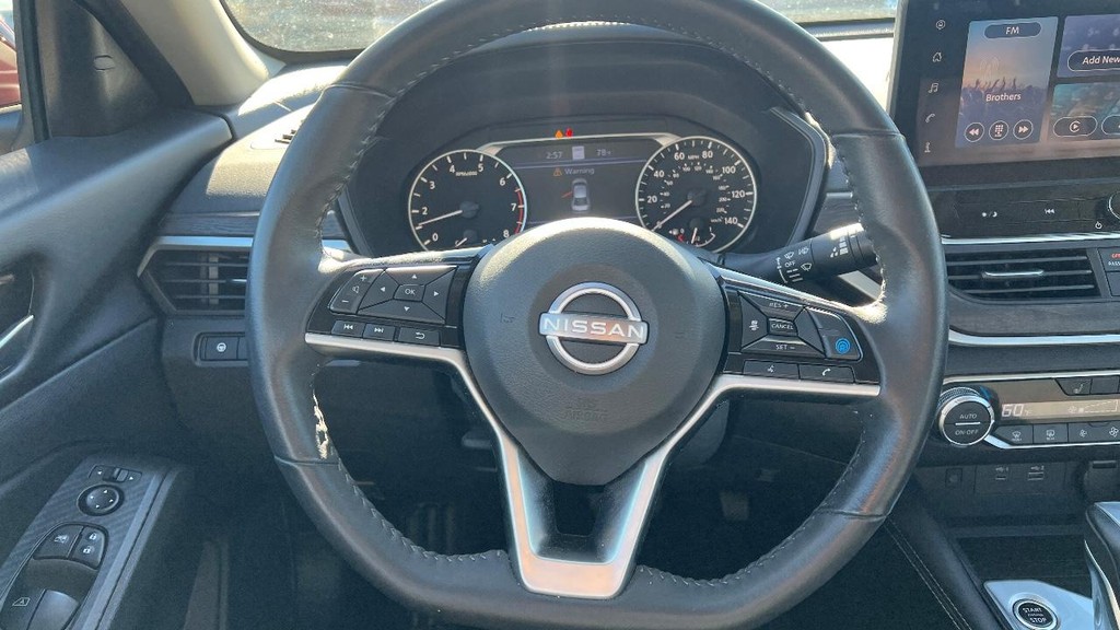 Nissan Altima Vehicle Full-screen Gallery Image 18